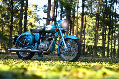 在绿色草地上的蓝色摩托车 · 免费素材图片