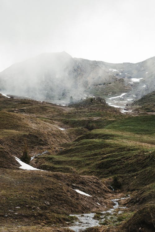 山上覆盖着雾 · 免费素材图片