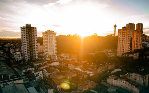 日出时城市鸟瞰图 · 免费素材图片
