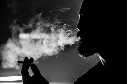 男子持香烟 · 免费素材图片