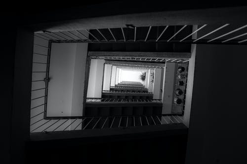 低角度拍摄的楼梯照片 · 免费素材图片
