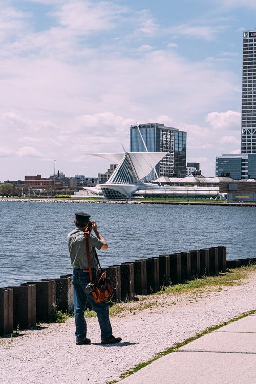 男子拍照的建筑物 · 免费素材图片