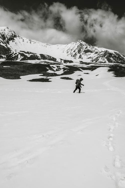 站在白雪皑皑的山上的人 · 免费素材图片