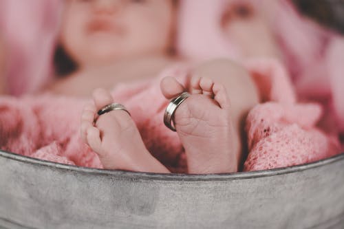 婴儿脚趾上的戒指 · 免费素材图片