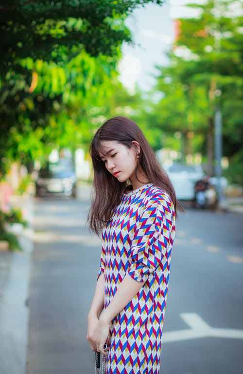 站在户外的女人的照片 · 免费素材图片