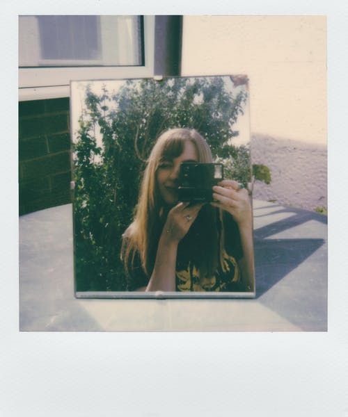 女人拿着闪光灯相机照片 · 免费素材图片