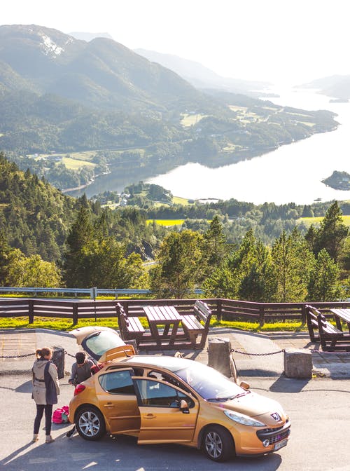 两个女人近车 · 免费素材图片