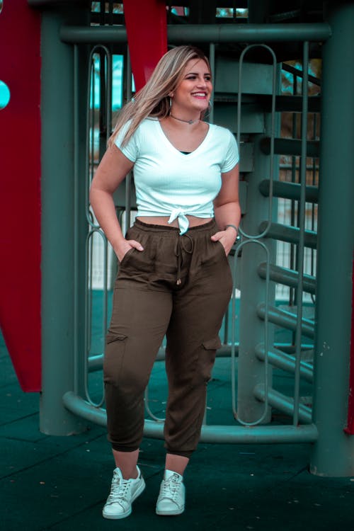 女人穿着棕色工装裤照片 · 免费素材图片