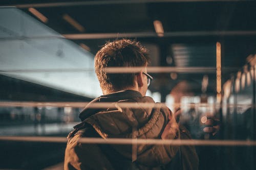 男穿连帽外套 · 免费素材图片