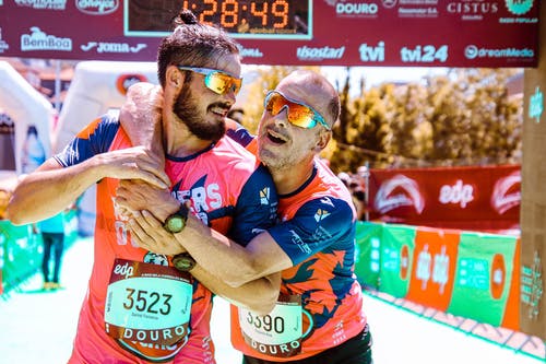 两名男子在跑道上 · 免费素材图片