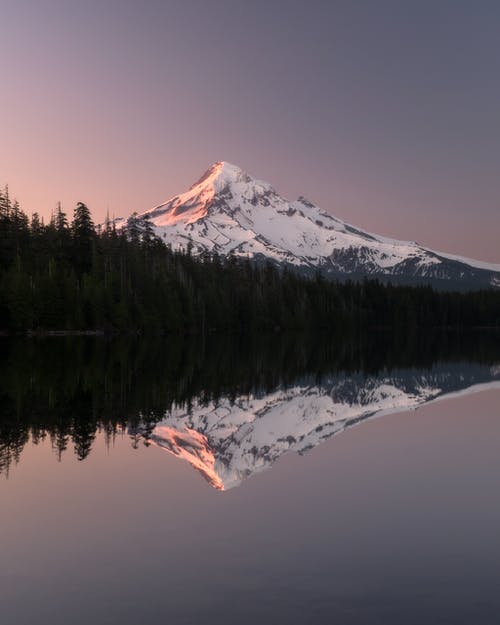 雪山附近的水体照片 · 免费素材图片