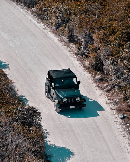 道路上的黑色吉普suv的航拍 · 免费素材图片