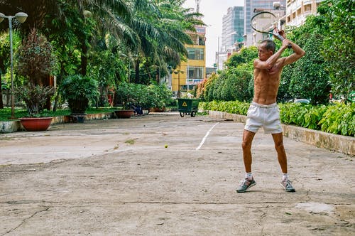 男子要用网球拍来罢工 · 免费素材图片