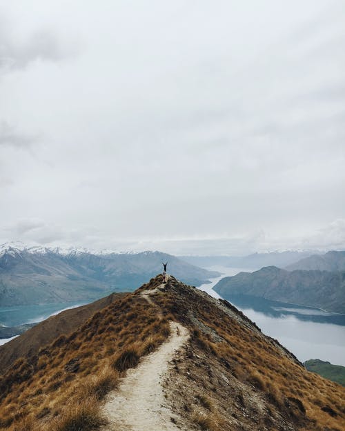 一个人站在山上的照片 · 免费素材图片