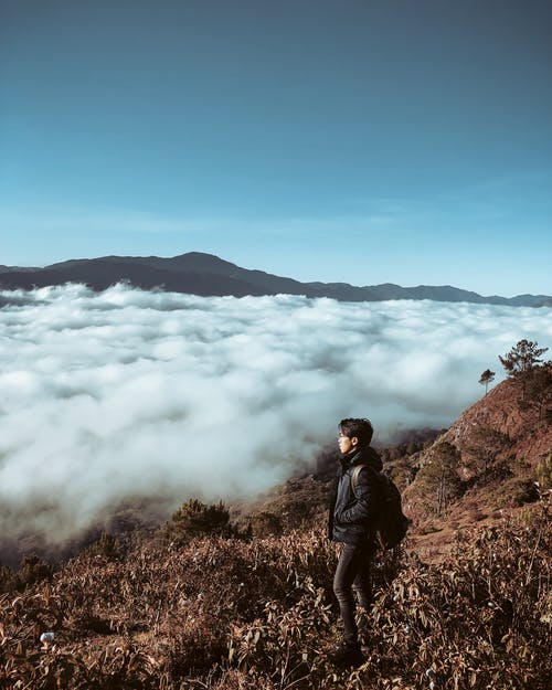 站在云层附近的人的照片 · 免费素材图片