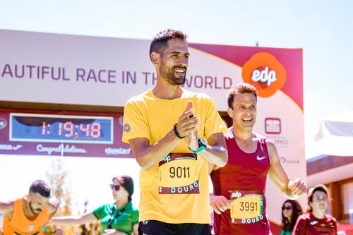 男人笑着拍手 · 免费素材图片