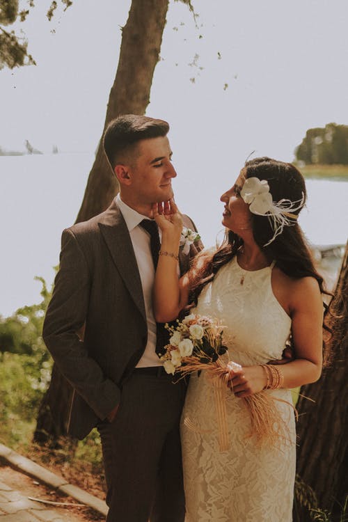 女人和男人站在树旁边 · 免费素材图片