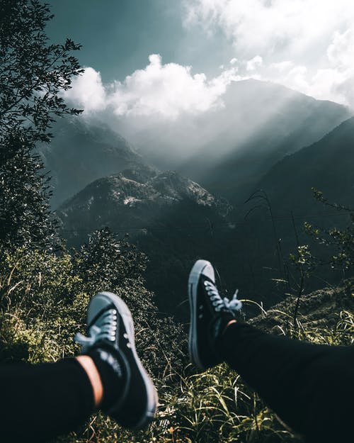 人穿运动鞋的照片 · 免费素材图片