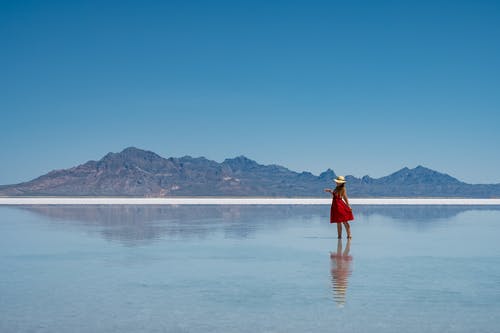 穿着红色站在水体上的女人 · 免费素材图片