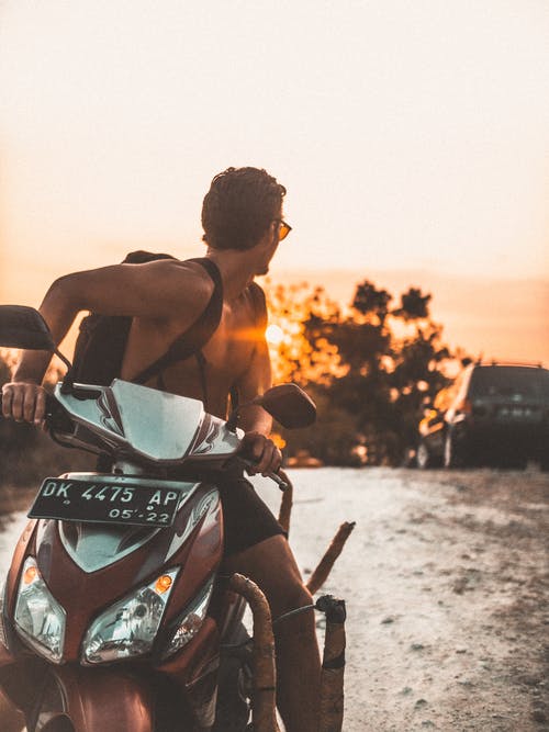 裸照男子骑小型摩托车 · 免费素材图片