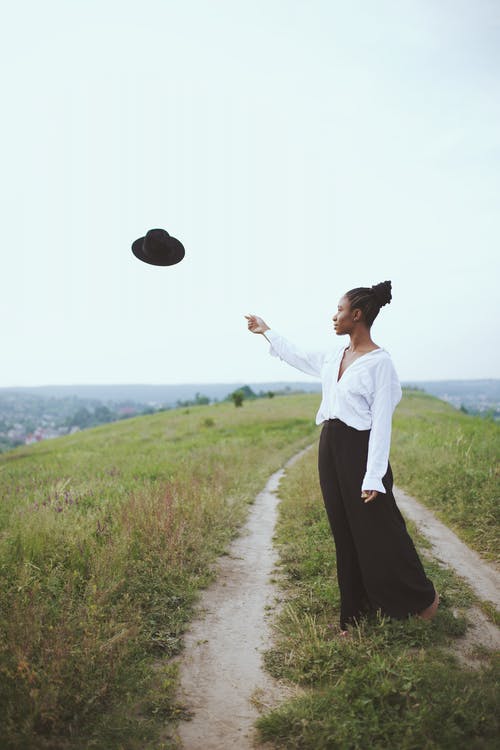 女人扔她的帽子的照片 · 免费素材图片