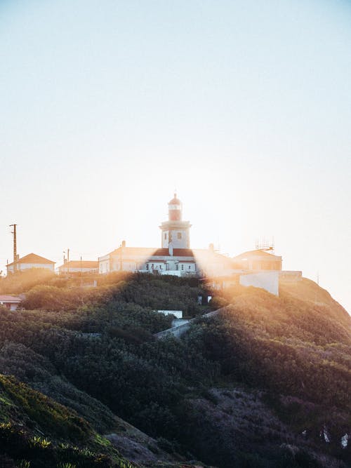 蓝蓝的天空下的房子 · 免费素材图片