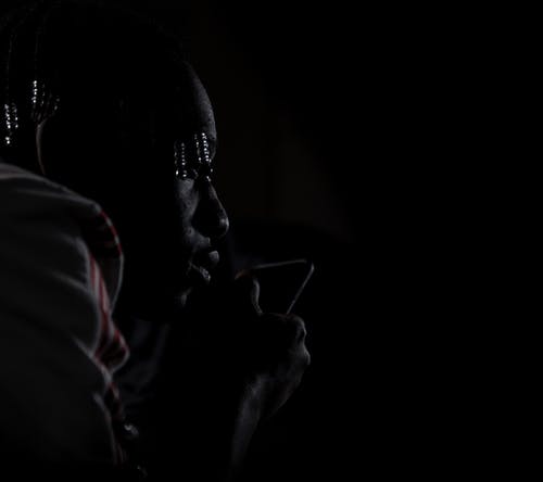 男人穿着白色和红色条纹的衬衫 · 免费素材图片