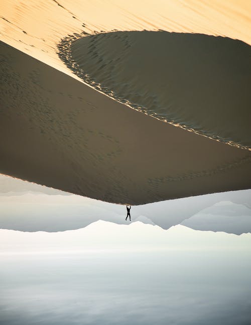 男人在沙漠上做倒立的照片 · 免费素材图片