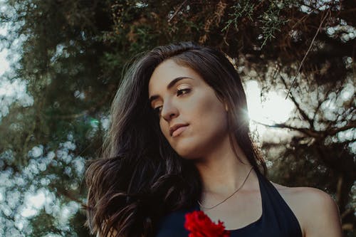 女人穿着黑色上衣 · 免费素材图片