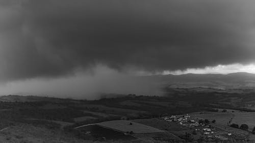 领域的灰度照片 · 免费素材图片