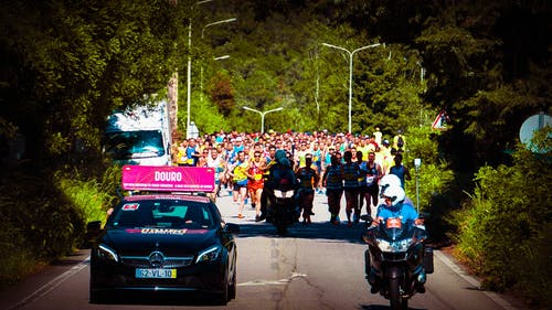 黑色奔驰车在路上 · 免费素材图片