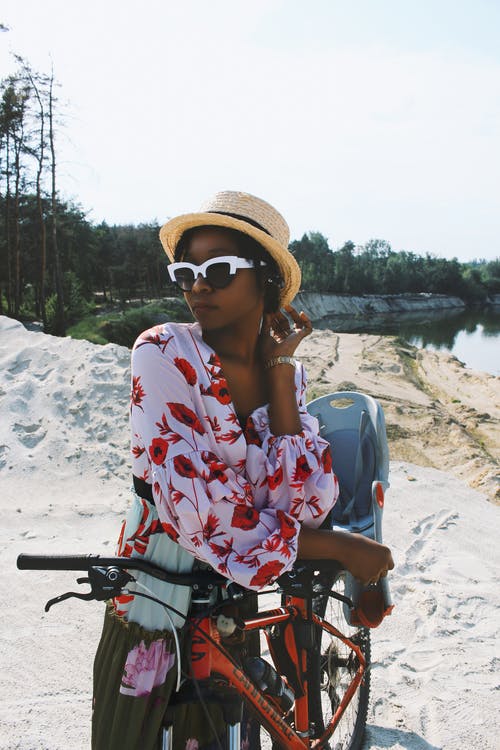 站在橙色山地自行车旁边的女人 · 免费素材图片