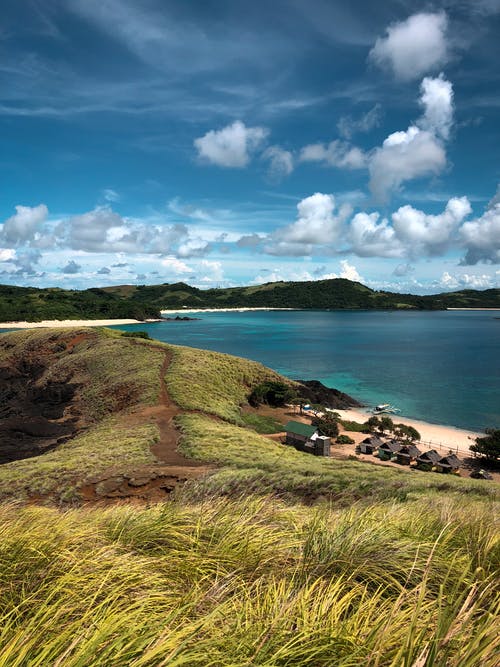 蓝天下的山照片 · 免费素材图片