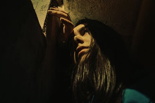 面对侧面的女人 · 免费素材图片