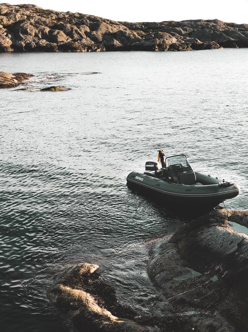 灰色摩托艇在水 · 免费素材图片