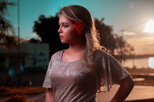 女人穿着灰色船颈顶部特写摄影 · 免费素材图片