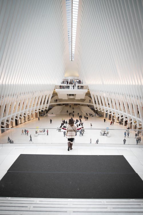 人站在栏杆附近的玻璃 · 免费素材图片