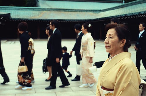 日本女人穿着和服 · 免费素材图片