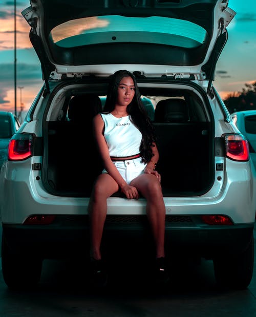 女人坐在灰色suv · 免费素材图片