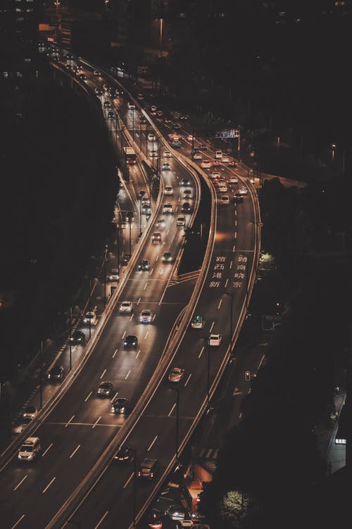 夜间道路上的车辆 · 免费素材图片