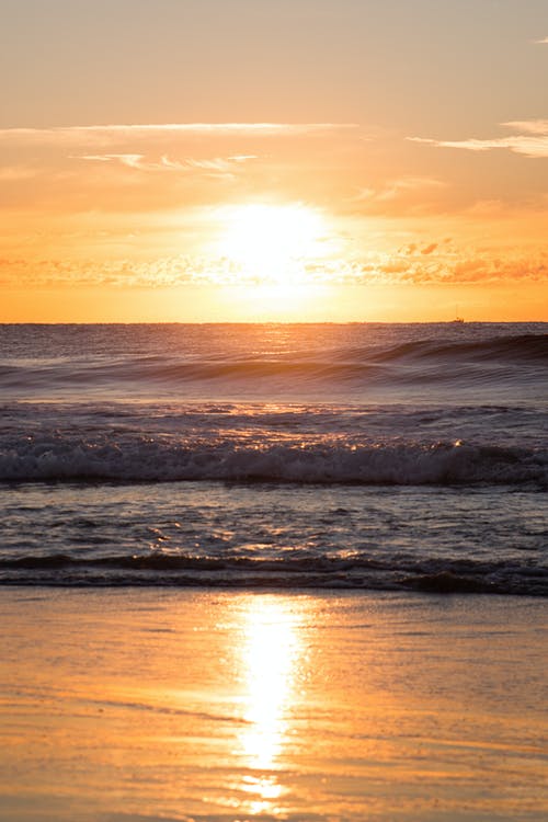 黄色的天空下的水体 · 免费素材图片