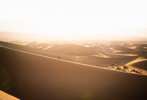 在沙漠上行走的人的照片 · 免费素材图片