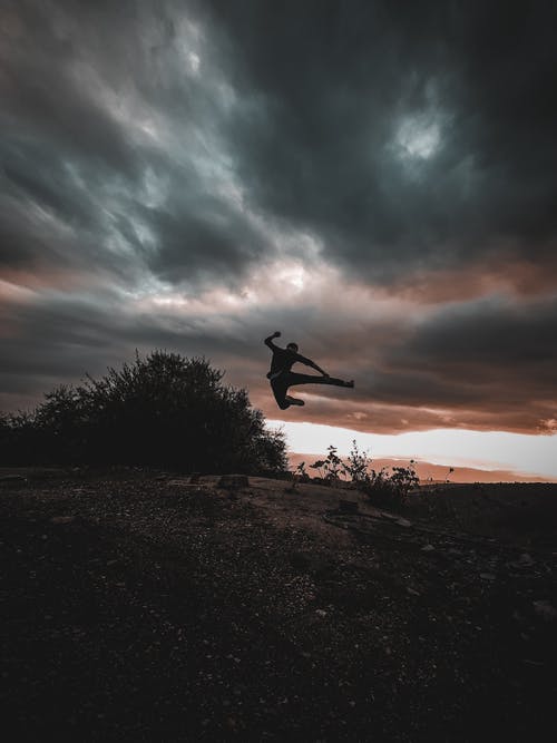 男子做跳投的照片 · 免费素材图片