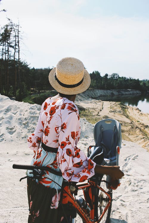 站在橙色山地自行车旁边的女人 · 免费素材图片