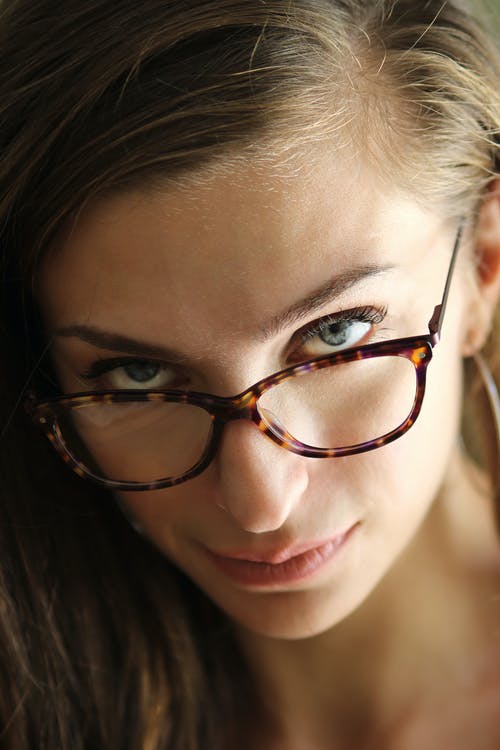 女人在眼镜的特写肖像照片 · 免费素材图片