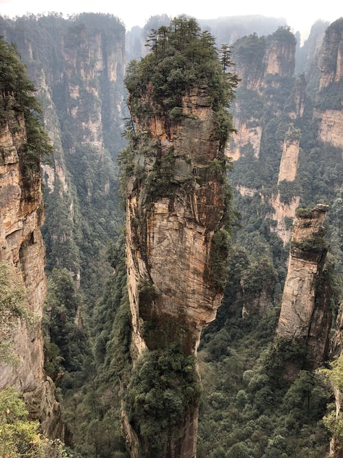 绿草上灰色岩层 · 免费素材图片