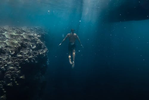 在水之下的人 · 免费素材图片