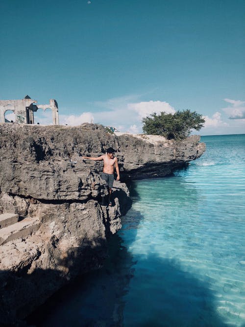 Msn站在水体旁边的灰色岩层旁边 · 免费素材图片