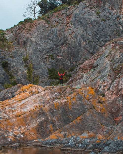 在干燥的地形山上挥舞着的人 · 免费素材图片