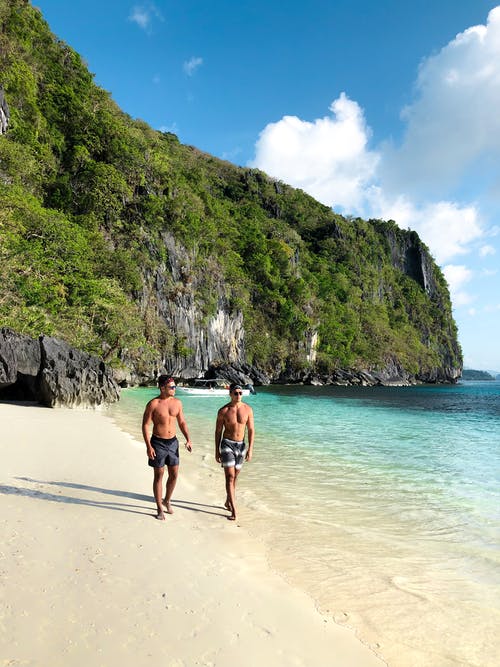 两名男子在岸上行走 · 免费素材图片